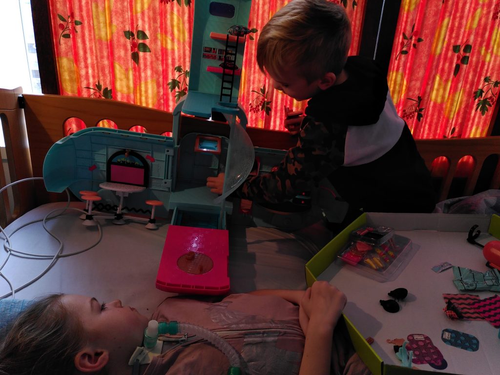 Elize en Jarno spelen met de Clamper.